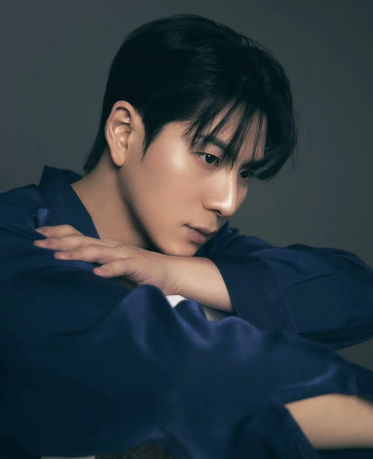 흑백/블루 배우 느낌